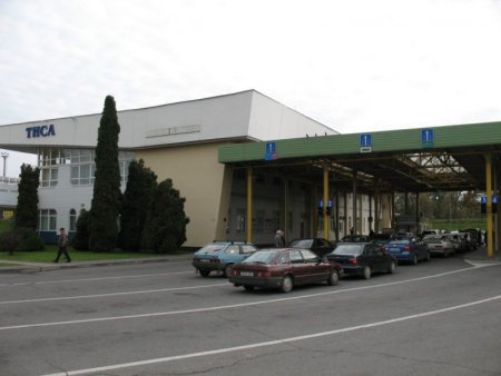 У Чопі на кордоні з Угорщиною черга автомобілів лише збільшується