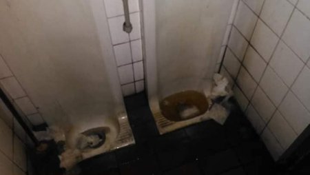 Соцмережі: стан туалету на КПП "Вилок" шокує подорожуючих (ФОТО)