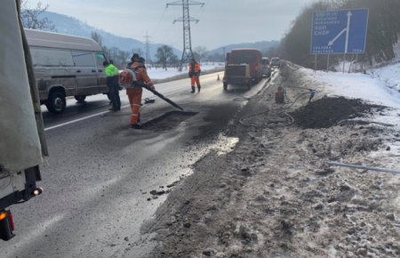 До приїзду Порошенка дорожники поспіхом латають ями у напрямку Хуста (+ФОТО)