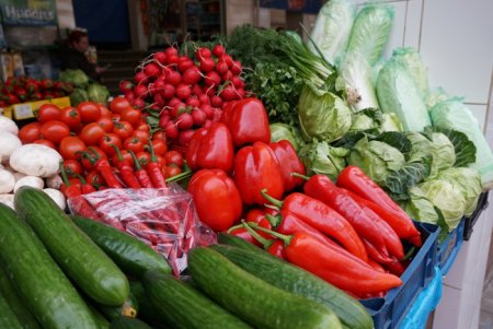 На ринках Закарпаття вже активно продають свіжу зеленину (ФОТО)