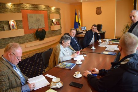21 березня в ХУСТСЬКУ МІСЬКУ РАДУ завітали з Великобританії Едвард Багналл та Наіра Хачікян — довгострокові спостерігачі місії зі спостереження за виборами Президента України.