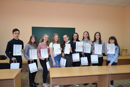 У всеукраїнській олімпіаді з угорської перемогла учениця з Хустщини (ФОТО)