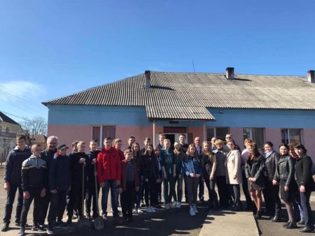 «Освітній сад — майбутнє України» під таким гаслом продовжилася акція висадження сакур в освітній родині Хустського району.
