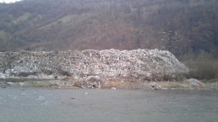 "Вода понесе": на Закарпатті показали мегасміттєзвалище на березі Тиси (ФОТО)