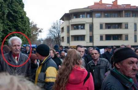 Пенсіонера з Хуста, який подякував Порошенку за бідність, помітили під час мітингу Тимошенко (ФОТО)