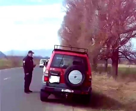 На Хустщині оштрафували двох чоловіків, які палили траву