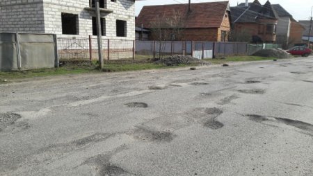 Ізянські новації. У єдиному на Закарпатті селі ями прикривають шинами
