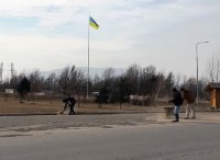 Перед приїздом Порошенка на Закарпатті підмітають обочини доріг? (фото)