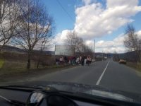 Для благоустрою узбіч до приїзду Порошенка на Красне поле не соромляться залучати навіть дітей (+ФОТО)