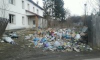 На Рахівщині новозбудовану музичну школу перетворили на смітник