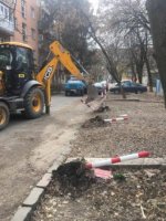 В Ужгороді зносять самовільно встановлені парковки і обмежувачі