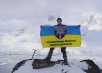 Закарпатський АТОшник підняв стяг 128 - ї бригади на Антарктиді (ФОТО)