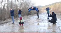 “Казка на дорозі”: діти зняли кліп, аби привернути увагу до жахливого стану однієї із місцевих доріг (ВІДЕО)