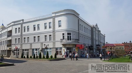 Прямо в центрі Хуста померла жінка. Швидка їхала годину