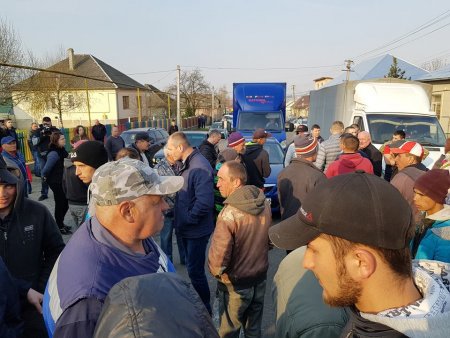На Закарпатті селяни перекрили дорогу «Мукачево-Рогатин» (+ФОТО)