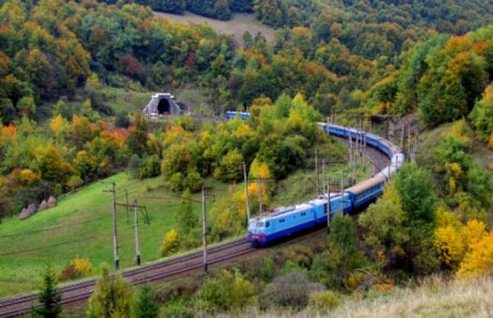 Стало відомо, чи курсуватимуть додаткові поїзди на Закарпаття під час цвітіння сакур