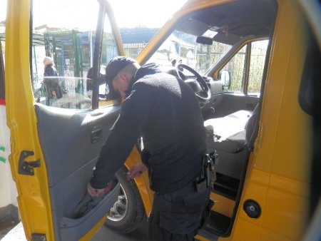 Угорець спробував перетнути кордон на Закарпатті з холодною зброєю в автівці (ФОТО)