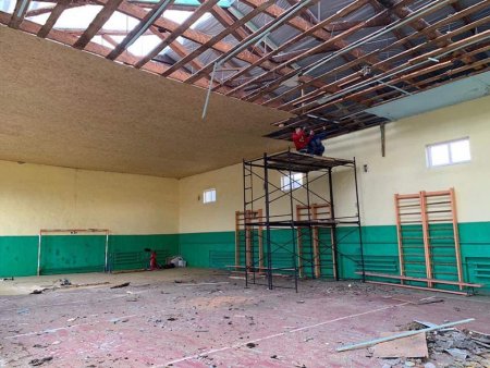 У Кривському НВК, що на Хустщині, завершили ремонт даху шкільного спортзалу.