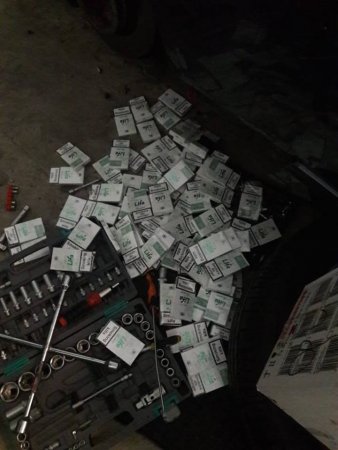 Поляк-контрабандист намагався вивезти із Закарпаття до Словаччини більше трьох сотень пачок цигарок без акцизних марок України (ФОТО)