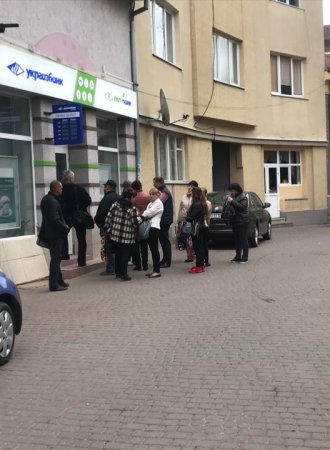 Штовханина та крики під стінами банку: як члени ДВК 69 виборчого округу отримують зарплату у Мукачеві
