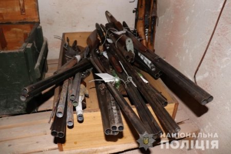 Поліція закликає закарпатців приносити зброю до відділків