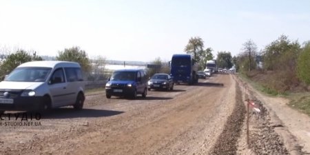 Дорогу «Мукачево-Рогатин» з суцільними багаторічними вибоїнами продовжують ремонтувати