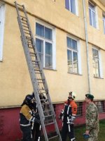 На Закарпатті прикордонники та рятувальники вчилися локалізовувати пожежі