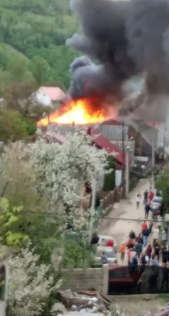 Масштабна пожежа у Рахові: вогонь повністю знищив дахи на двох будинках (+ФОТО)