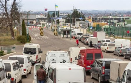 На кордоні з Польщею застрягли 700 автомобілів