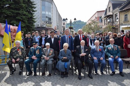 9 травня у Хусті віддали шану ветеранам Другої світової війни та хвилиною мовчання пом’янули загиблих Героїв. ФОТО