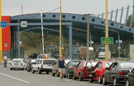 Автомобільні черги на закарпатських кордонах не зменшуються
