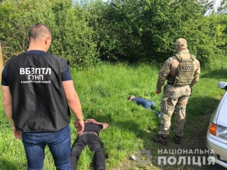 Полісмени та прикордонники затримали чоловіків, котрі хотіли "продати" двох жінок