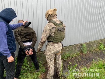 У помешканнях наркозбувачів з Виноградова правоохоронці виявили партію метамфетаміну, підготовлену для збуту