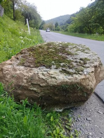 На дорогу у Березові на Хустщині скотився величезний камінь (+ФОТО)