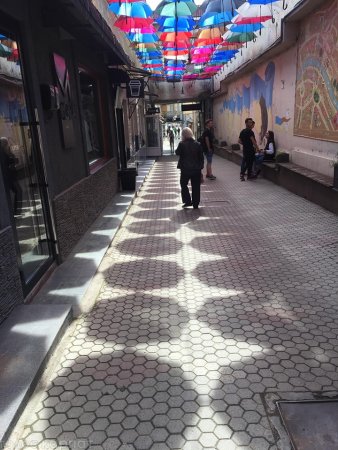 В ужгородському пасажі з‘явились парасольки (ФОТО)