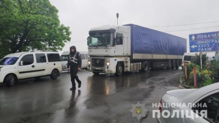 На Закарпатті поліцейські допомагають водіям у проїзді через підтоплені дороги (+ФОТО, ВІДЕО)