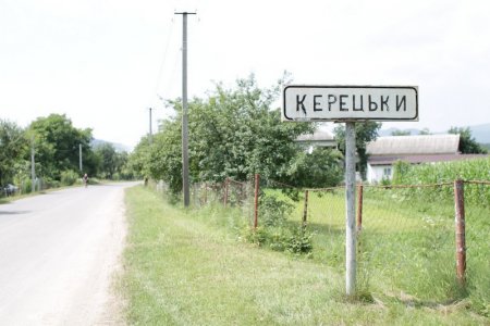 На Свалявщині люди перекрили дорогу