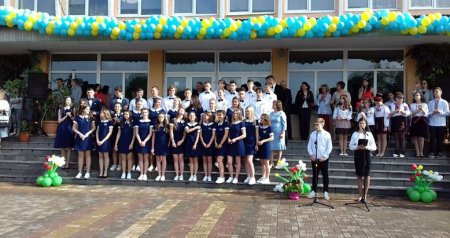 Для хустських школярів пролунав останній дзвоник (ФОТО)