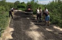 Мешканці села Гандеровиця, на Мукачівщині, власними силами відновили розбиту дорогу (ВІДЕО)