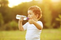 Розповіли, скільки пити води влітку