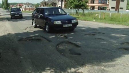 Ситуація критична: на Тячівщині траса Мукачево – Рогатин з великим трафіком та з величезними ямами