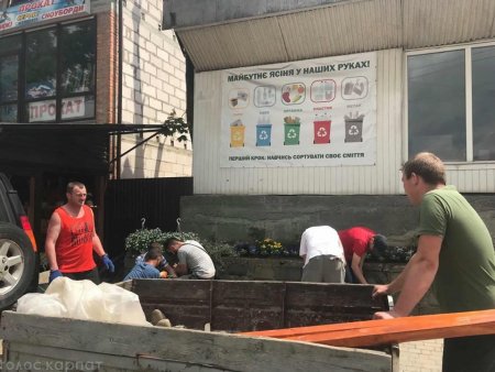 У Ясінях активісти власним коштом облагороджують селище (ФОТО)