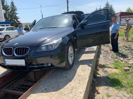 Українка «подарувала» закарпатським митникам BMW «530D» через приховані 130 пачок цигарок
