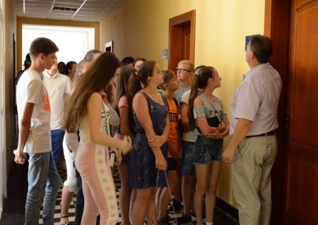 У Хусті діти з табору "Ластівка" познайомилися зі щоденною роботою міськради (ФОТО)