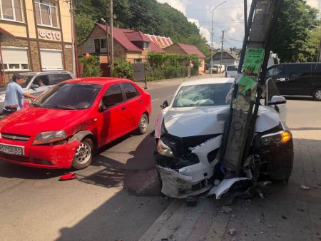 В Хусті сталася ДТП: легковик врізався у стовп (+ФОТО, ВІДЕО)