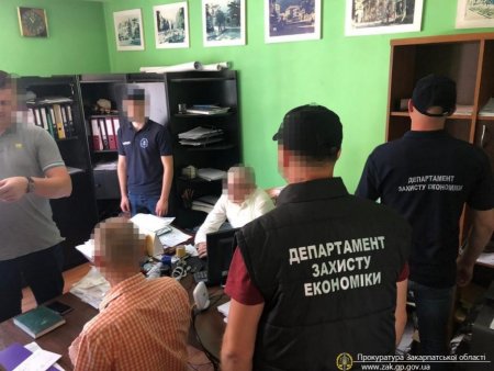 На Закарпатті викрили посадовців на вимаганні $1500 хабара (+ФОТО)