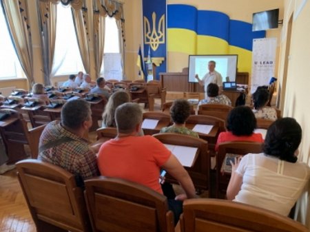 У Хусті службовці вчилися створювати "дерево проблем" та "дерево цілей"