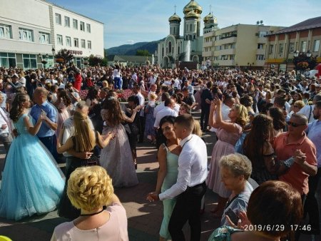Свято юності та краси: випускники Хуста закружляли у прощальному шкільному вальсі (+ФОТО)