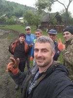 На Рахівщині люди самотужки будують для дітей спортивний майданчик