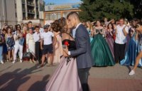 На Закарпатті хлопець освідчився коханій прямо на випускному балу (ФОТО)